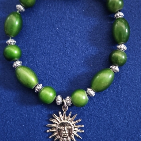 Armband, Perlenarmband grün, Anhänger Sonne Gummiband 