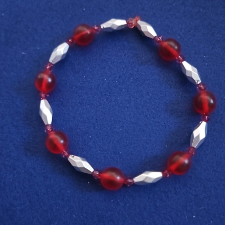 Armband, Perlenarmband Perlen in den Farben rot und silber 