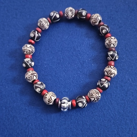 Armband, Perlenarmband, schwarz-beige mit Muster, rot und silber