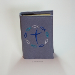 Gotteslobhülle hellgrau, blaues Kreuz, bunte Fische im Kreis