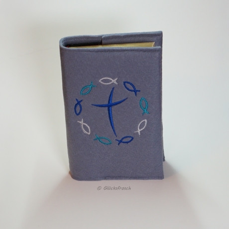 Gotteslobhülle hellgrau, blaues Kreuz, bunte Fische im Kreis