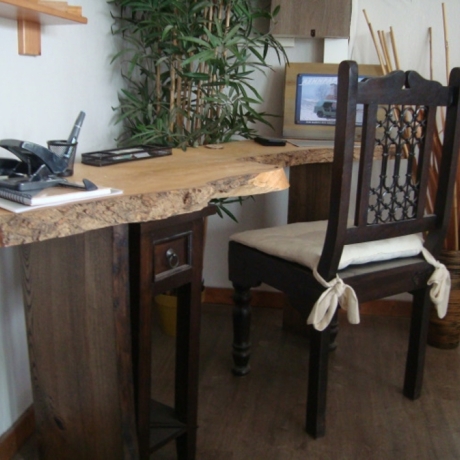 Schreibtisch aus Echtholz mit Baumkante!