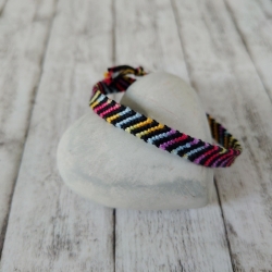 Armband geknotet mit Muster Streifen schwarz/bunt