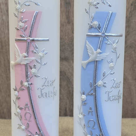 Taufkerze 25x6 mit silberner Schrift in zwei Farben.