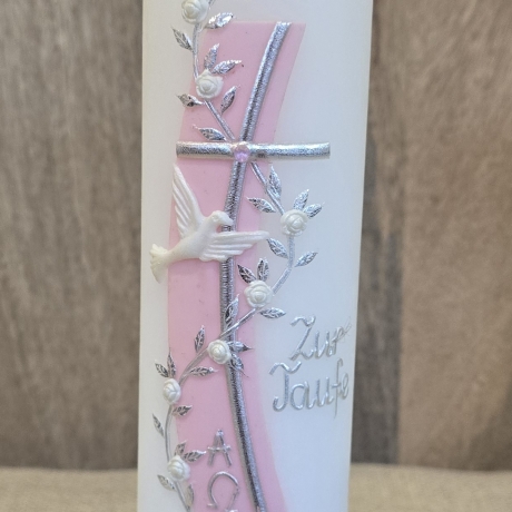 Taufkerze 25x6 mit silberner Schrift in zwei Farben.