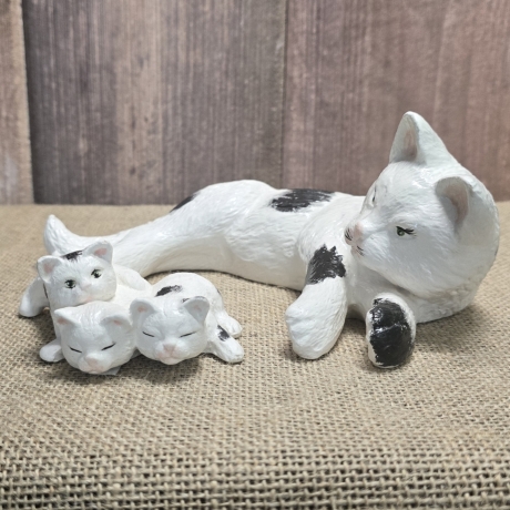 Deko Figur - Katzenmama mit Babys - Handarbeit - Keramik