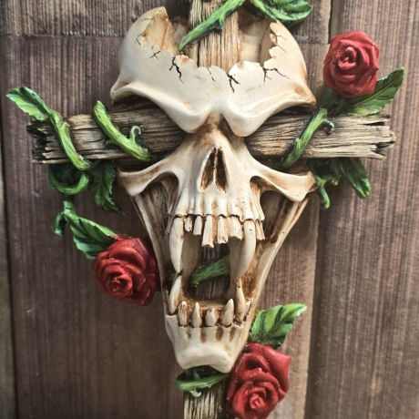 Kreuz mit Totenkopf und Rosen