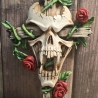 Kreuz mit Totenkopf und Rosen
