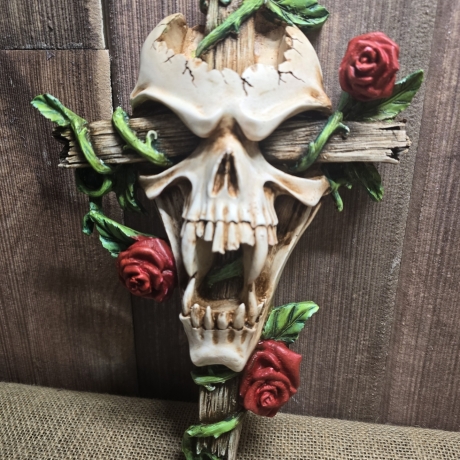 Kreuz mit Totenkopf und Rosen