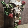 Kreuz mit Totenkopf und Rosen