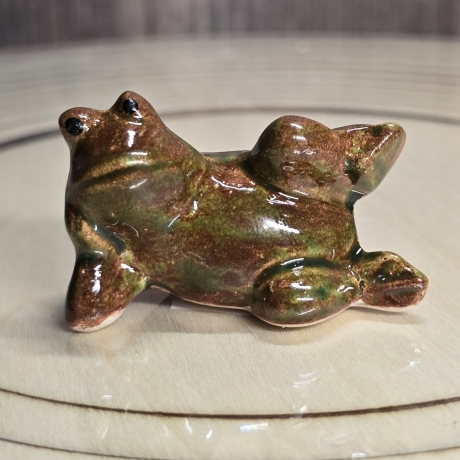 Sammelfigur - Frosch klein liegend -  Keramik