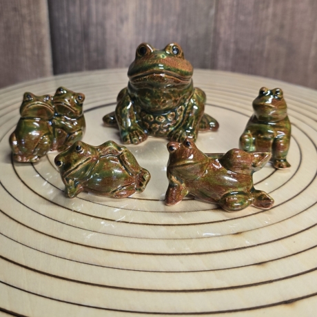Sammelfigur - Frosch klein liegend -  Keramik