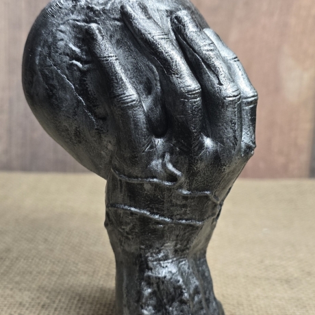 Deko Figur - Totenkopf - Skull - Hand und Schädel - Halloween