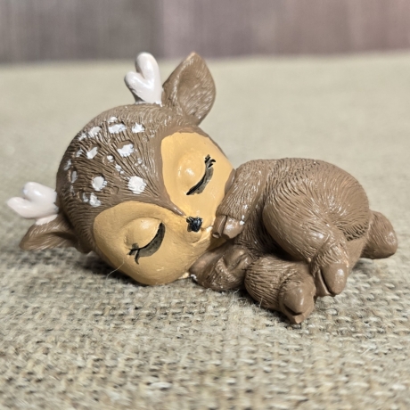 ​Deko Figur - Schlafendes Baby-Reh 1 - Bunt 