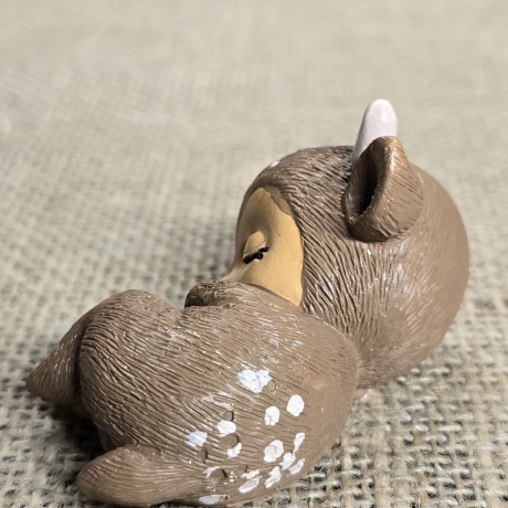 ​Deko Figur - Schlafendes Baby-Reh 1 - Bunt 