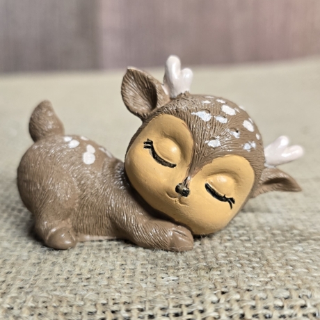 Deko Figur - Schlafendes Baby-Reh 3 - Bunt -