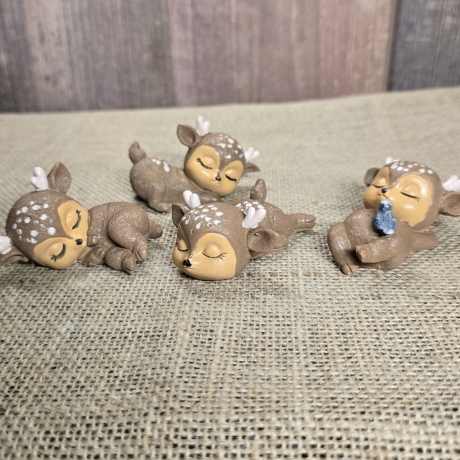 ​Deko Figur - Schlafendes Baby-Reh 1 - Bunt 