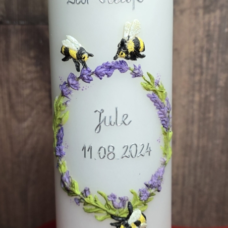 Taufkerze 25x8 - Lavendel, Bienen - Handverziert -
