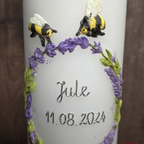 Taufkerze 25x8 - Lavendel, Bienen - Handverziert -