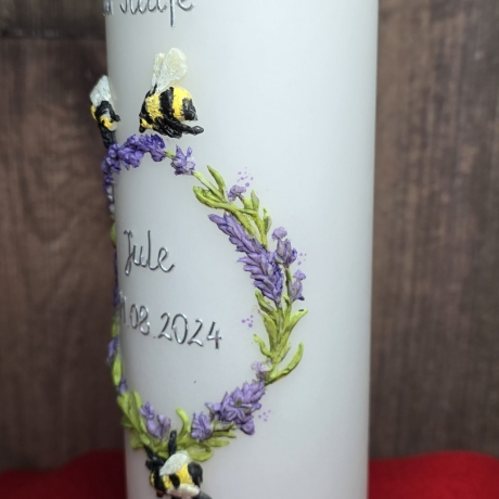 Taufkerze 25x8 - Lavendel, Bienen - Handverziert -