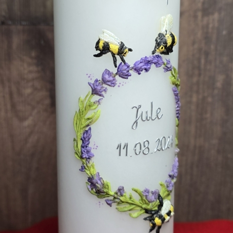 Taufkerze 25x8 - Lavendel, Bienen - Handverziert -