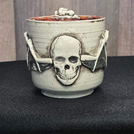 Keramik Becher - Totenkopf mit Flügeln - Handgeformt