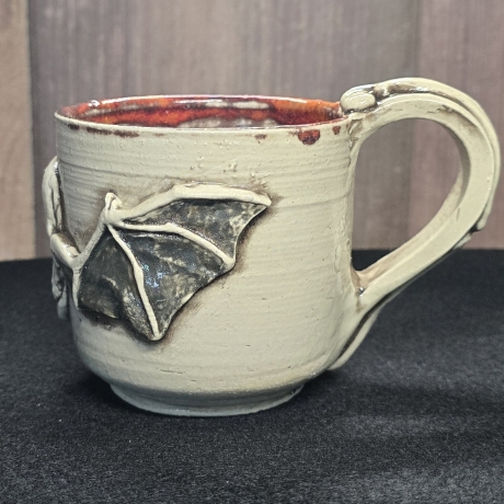 Keramik Becher - Totenkopf mit Flügeln - Handgeformt