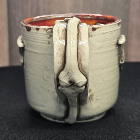 Keramik Becher - Totenkopf mit Flügeln - Handgeformt