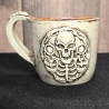 Keramik Becher - Tasse - Totenkopf mit Pistolen - Handgeformt