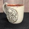 Keramik Becher - Tasse - Totenkopf mit Pistolen - Handgeformt