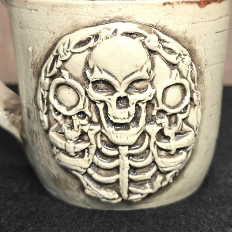 Keramik Becher - Tasse - Totenkopf mit Pistolen - Handgeformt