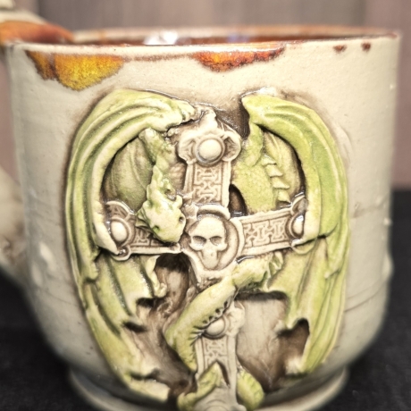 Keramik Becher - Tasse - Kreuz, Drache, Totenkopf - Handgeformt
