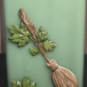 Dekorative Kerze -  3D Wachsmotiv - Besen und Blätter - 