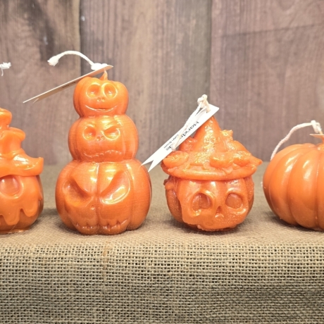 Halloween Kerze - Kürbis mit Blumenhut - Handgegossen
