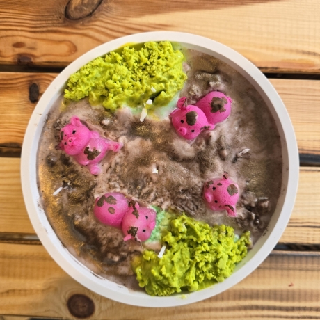 Deko-Kerze in Schale -  Ferkel im Glück  