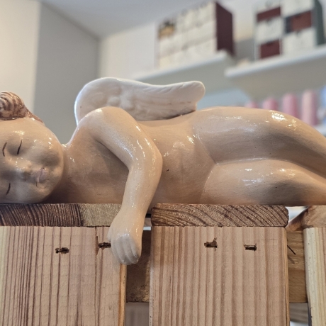 Schutzengel aus Keramik - schlafend - Figur - Kantenhocker