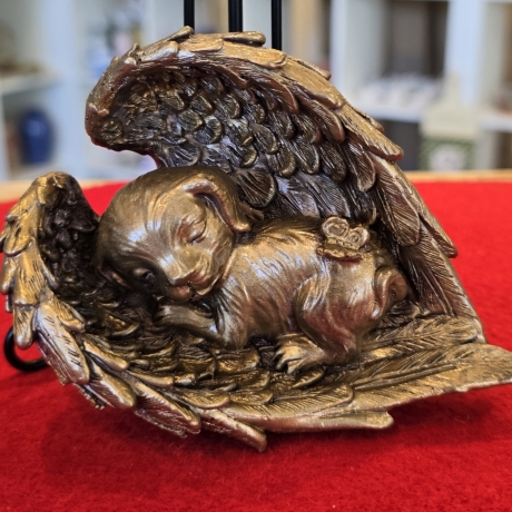 Schlafender Hund in Engelsflügel - Handbemalt