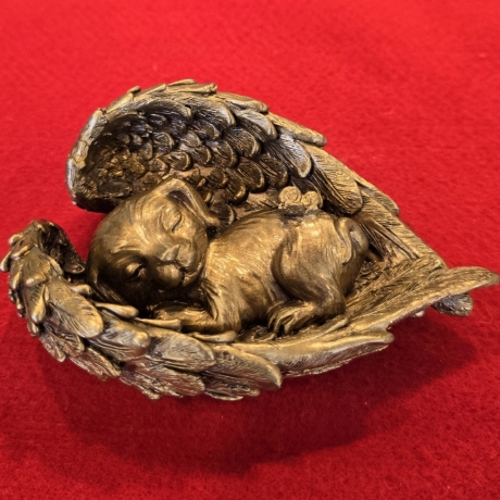 Schlafender Hund in Engelsflügel - Handbemalt