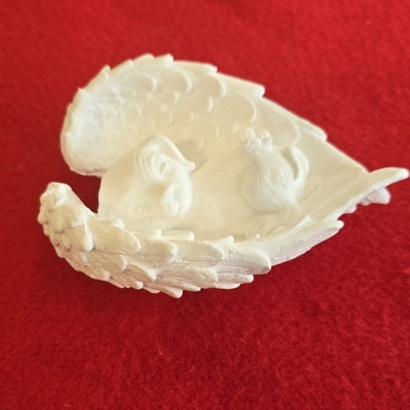 Schlafender Hund in Engelsflügel - Handbemalt