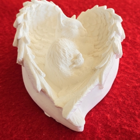 Schlafende Katze in Engelsflügel - Deko Figur -