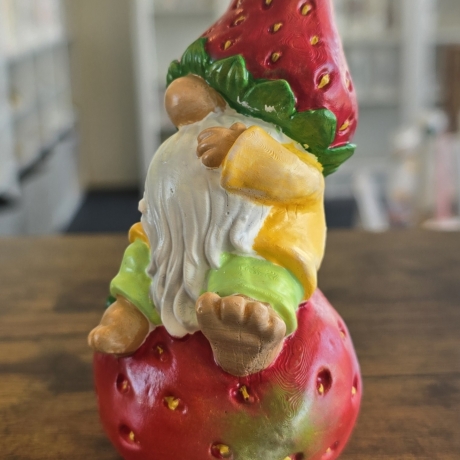 Deko Figur - Zwerg auf Erdbeere - Wichtel -