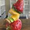 Deko Figur - Zwerg auf Erdbeere - Wichtel -