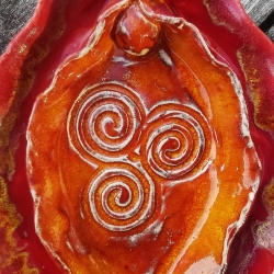 SchossRaumSchale  Triskele Yoni Womb Gebärmutter 