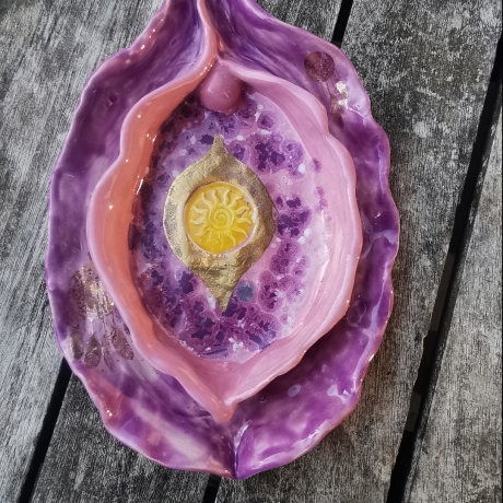 SchossRaumSchale   Yoni Womb mit Echtgold 