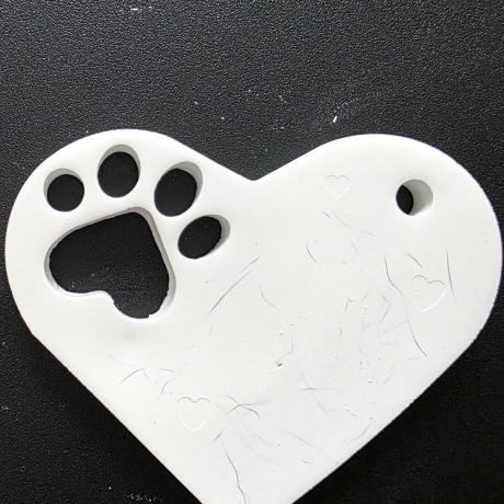 Herz aus Giesskeramik mit Tierhaaren