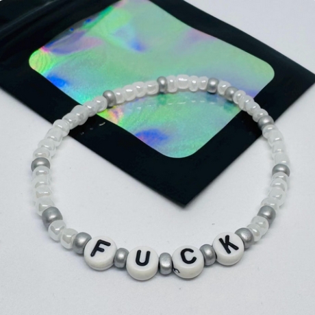 Perlenarmband mit Wunschtext | Statement