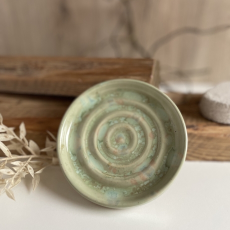 Handgemachte Keramik - getöpferte grüne Seifenschale mit Muster