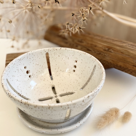 Handgemachte Keramik - getöpfertes Sieb Berrybowl mit Unterteller