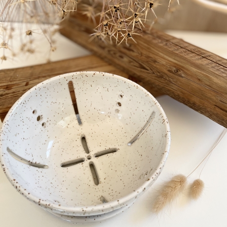 Handgemachte Keramik - getöpfertes Sieb Berrybowl mit Unterteller