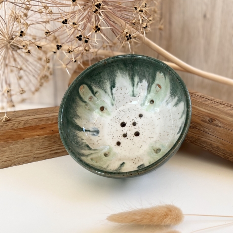 Handgemachte Keramik - getöpfertes Sieb Berrybowl mit Farbverlauf